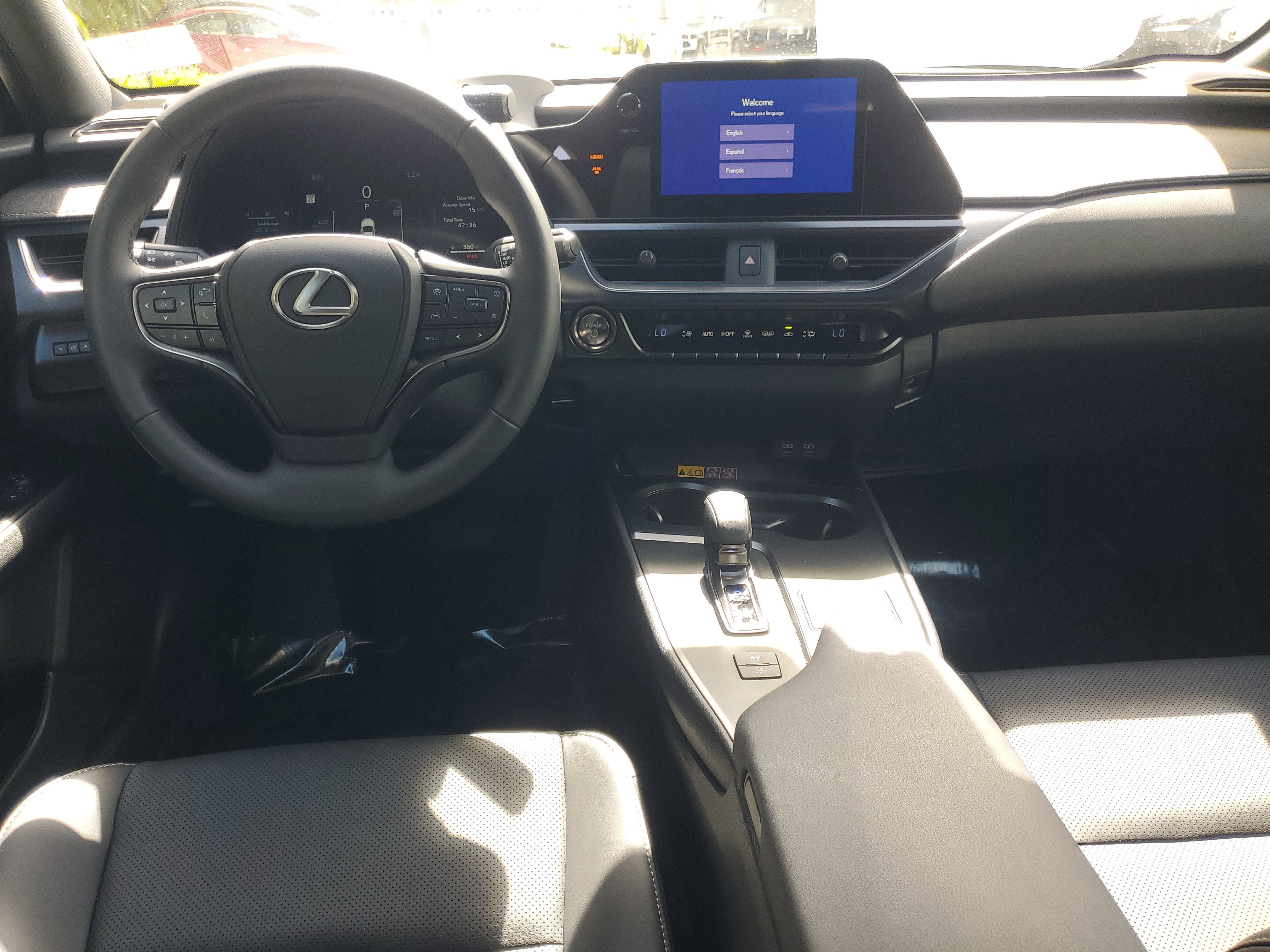 2025 Lexus UX Hybrid 300h - Photo 10