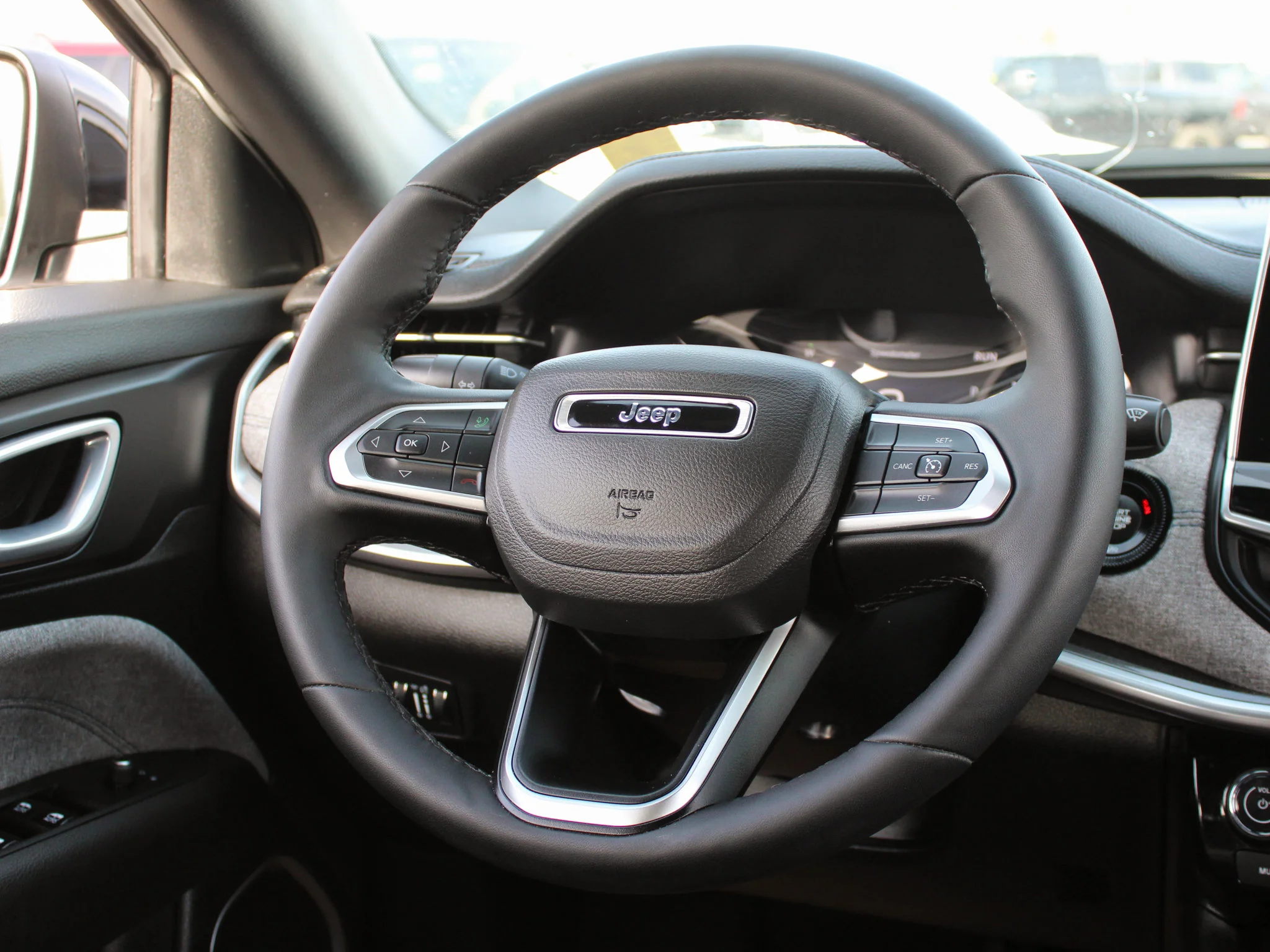 Certified Used 2025 White Jeep North * No Accidents | Heated Seats | Apple CarPlay | Remote Start | Forward Collision Warning image 6