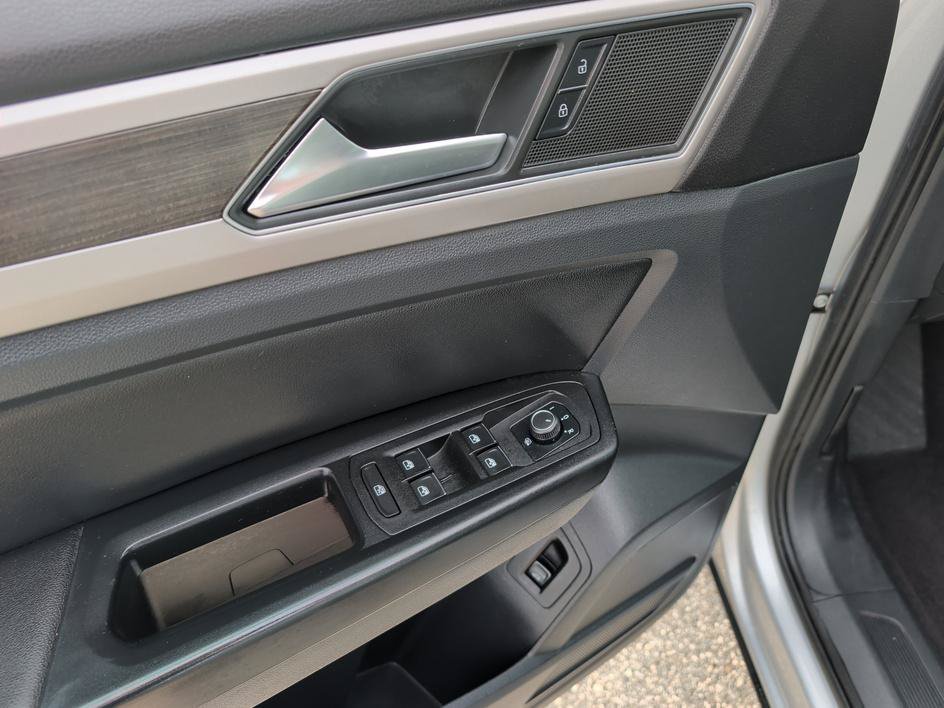Used 2019 Reflex Silver Metallic Volkswagen 3.6L V6 SE w/Technology image 17