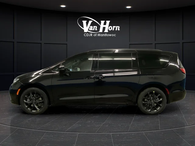 New 2026 Diamond Black Crystal Pearl-Coat Exterior Paint Chrysler Limited image 13