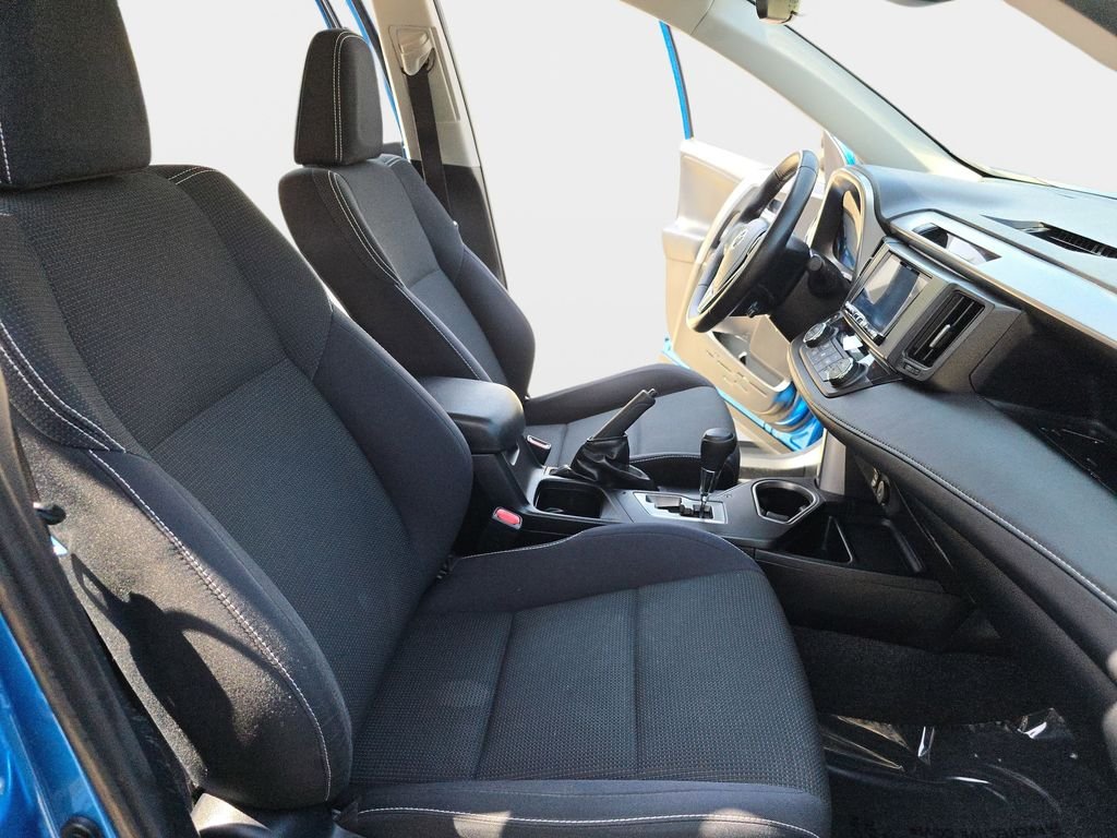 Used 2016  Toyota XLE image 12