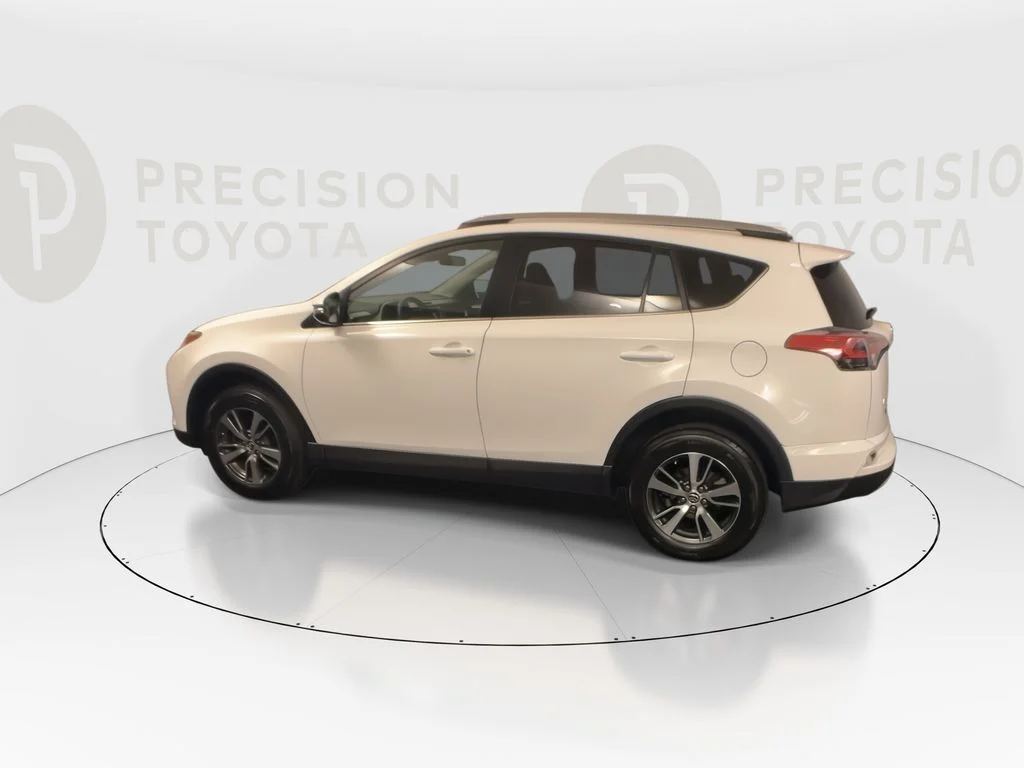 Used 2018 Super White Toyota XLE image 12