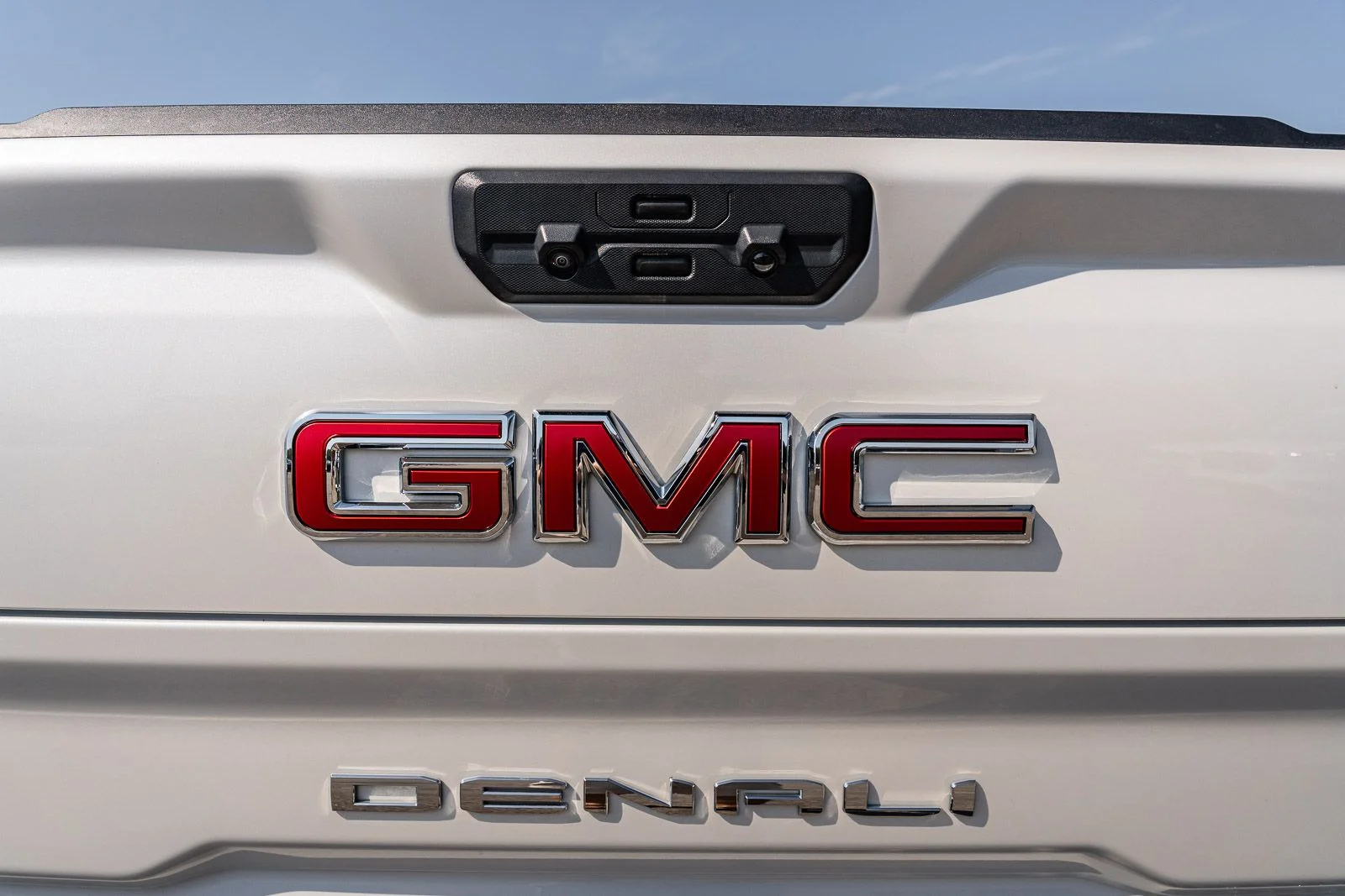 Used 2024 White GMC Denali image 17