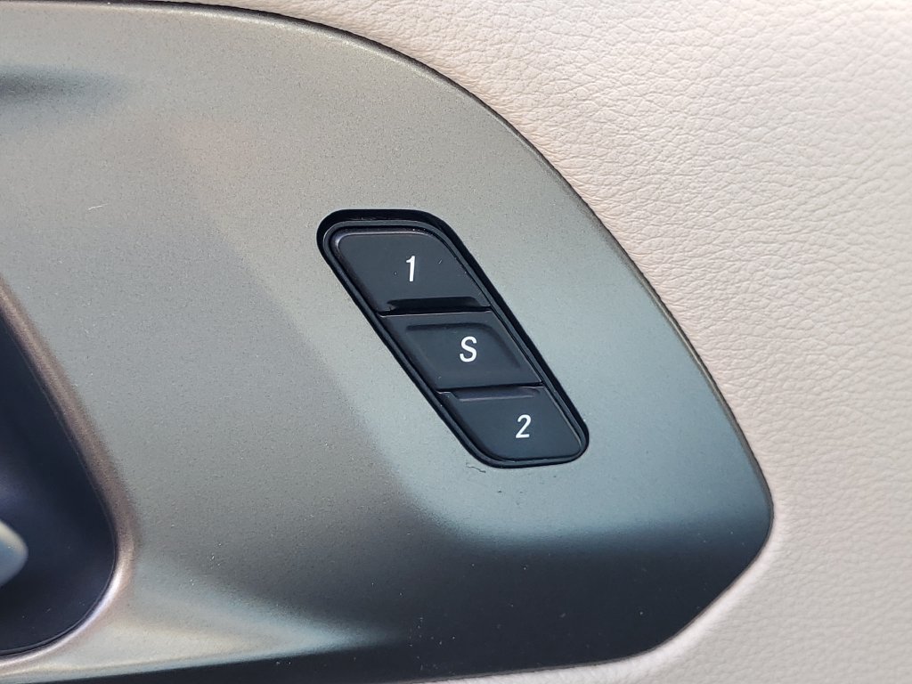 Used 2018 Billet Silver Metallic Chrysler Limited image 20