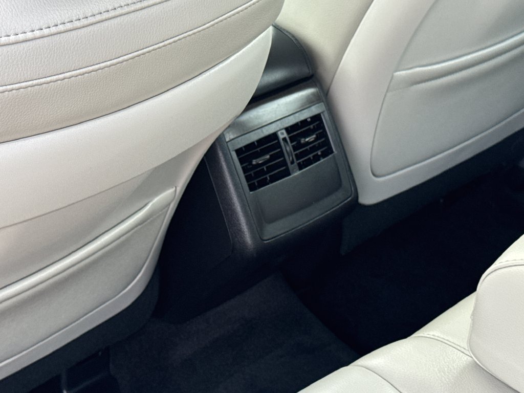 Used 2016 Silver Toyota XLE Premium image 37