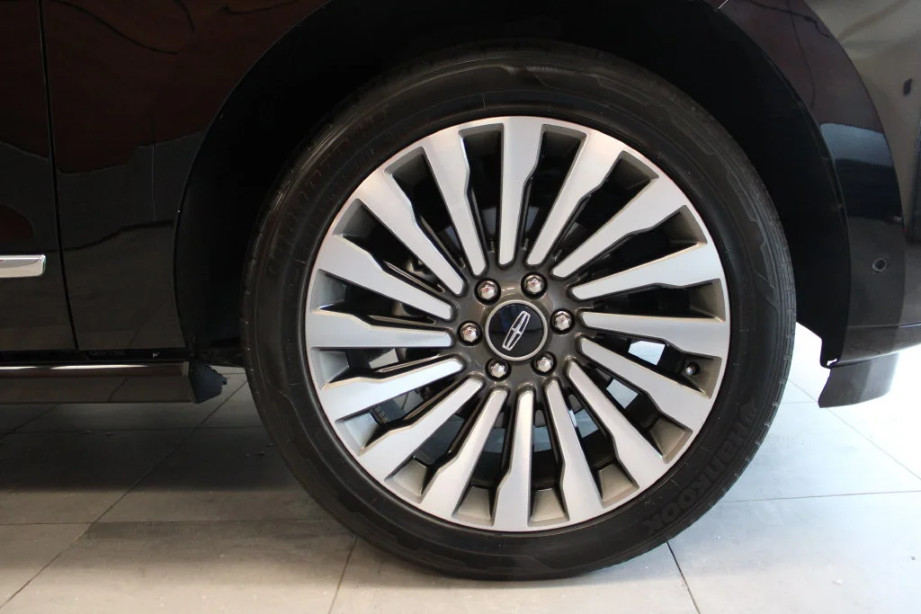 Used 2021 Black Lincoln Reserve image 11