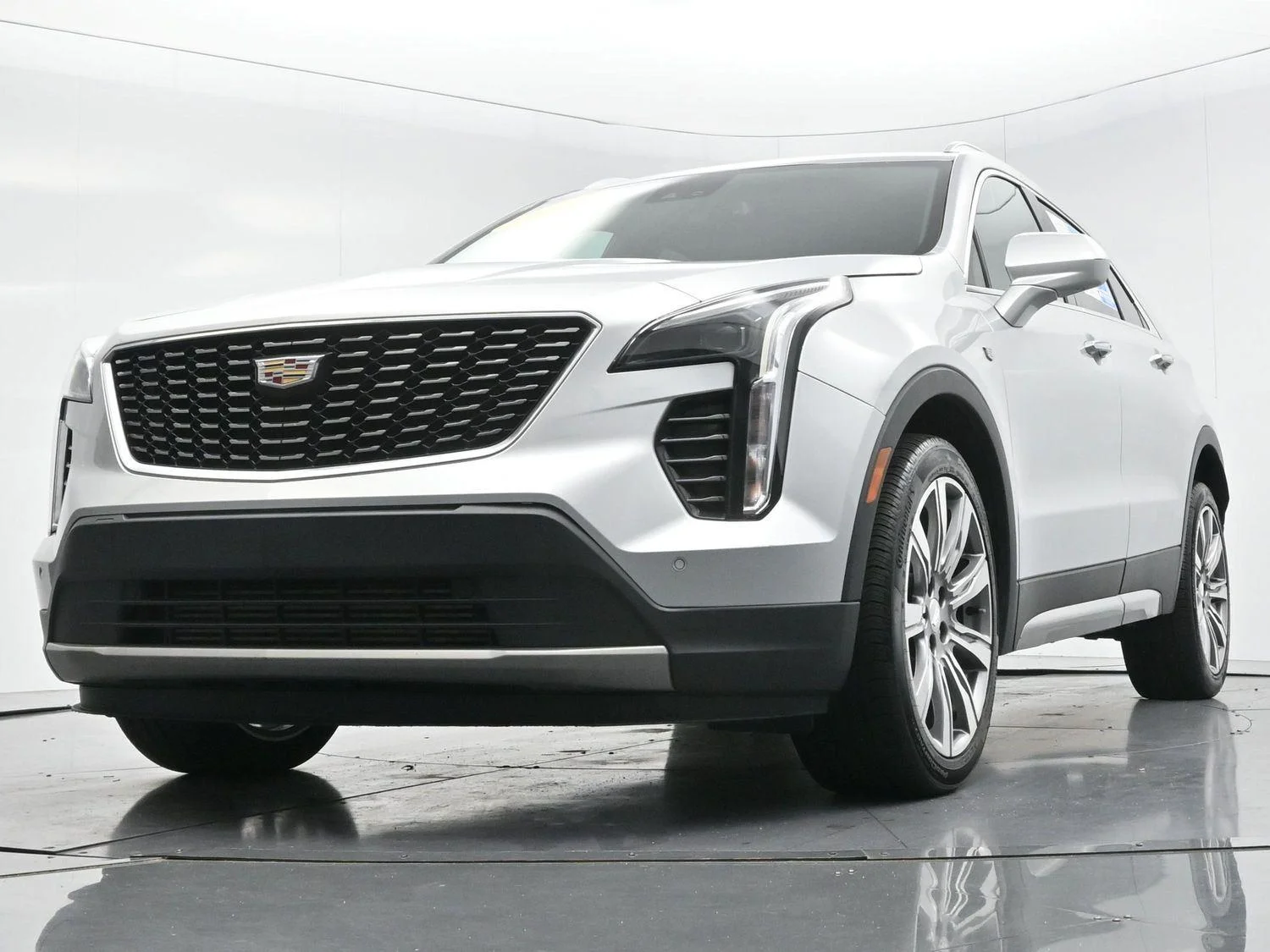 Used 2020 Radiant Silver Metallic Cadillac FWD Premium Luxury image 48