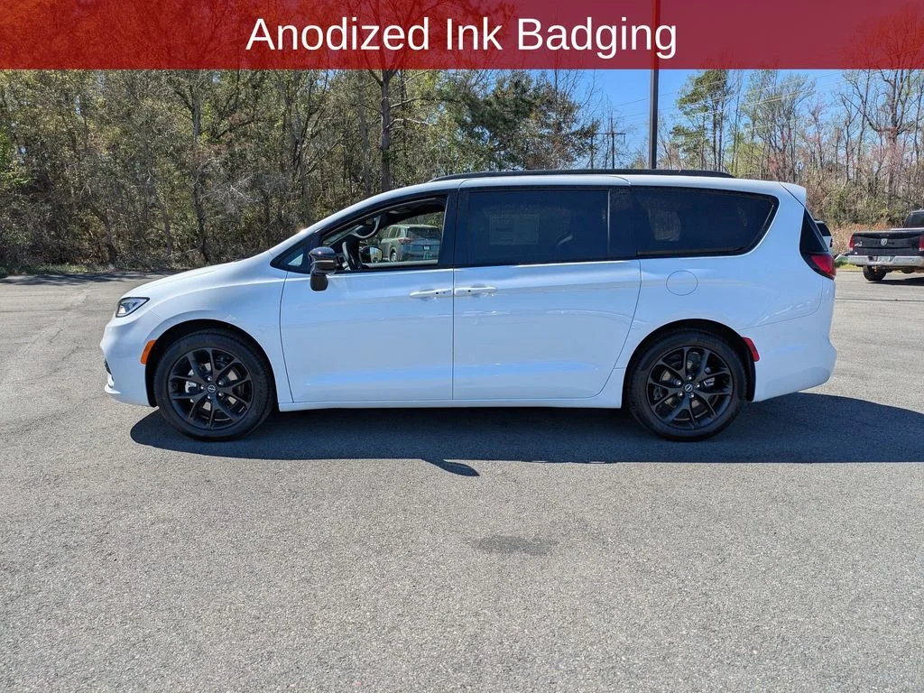New 2026 Bright White Clear-Coat Exterior Paint Chrysler Limited image 9