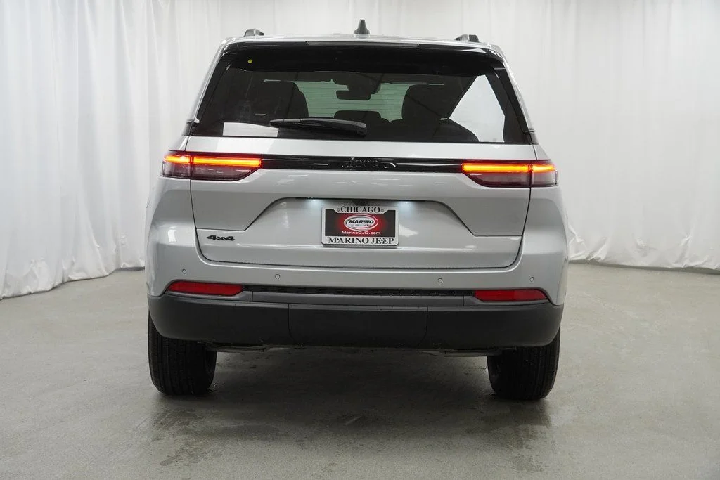 New 2026 Silver Zynith Exterior Paint Jeep Altitude image 10