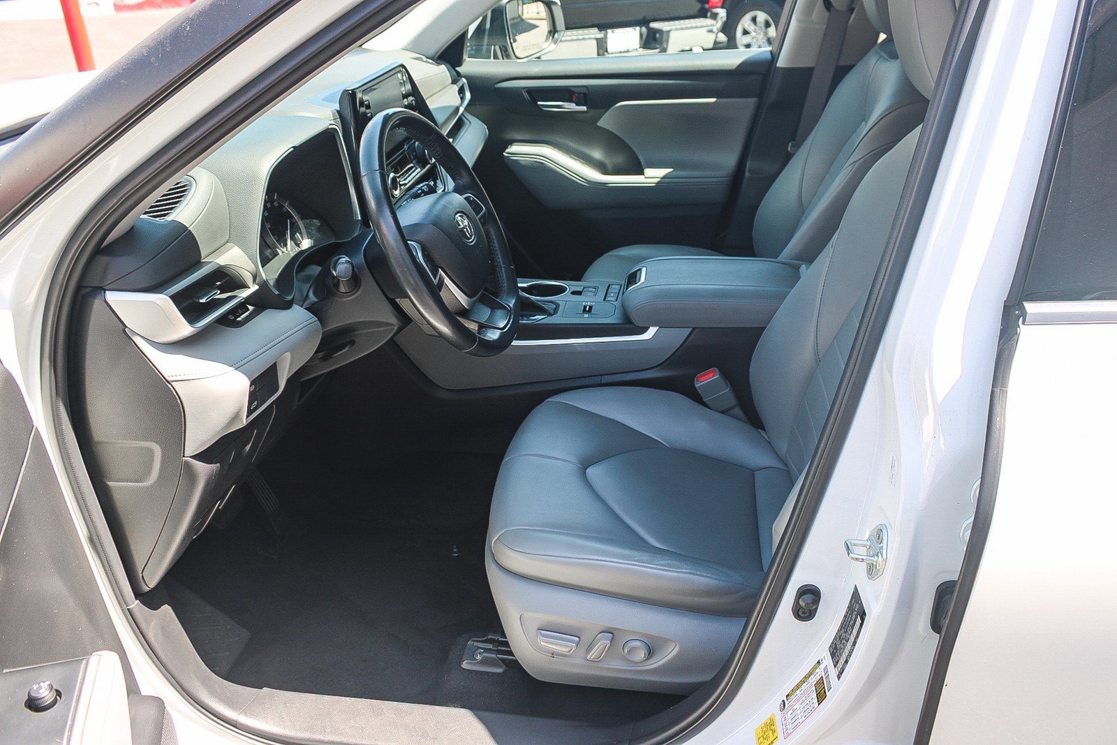 Used 2022 Wind Chill Pearl Toyota XLE image 17