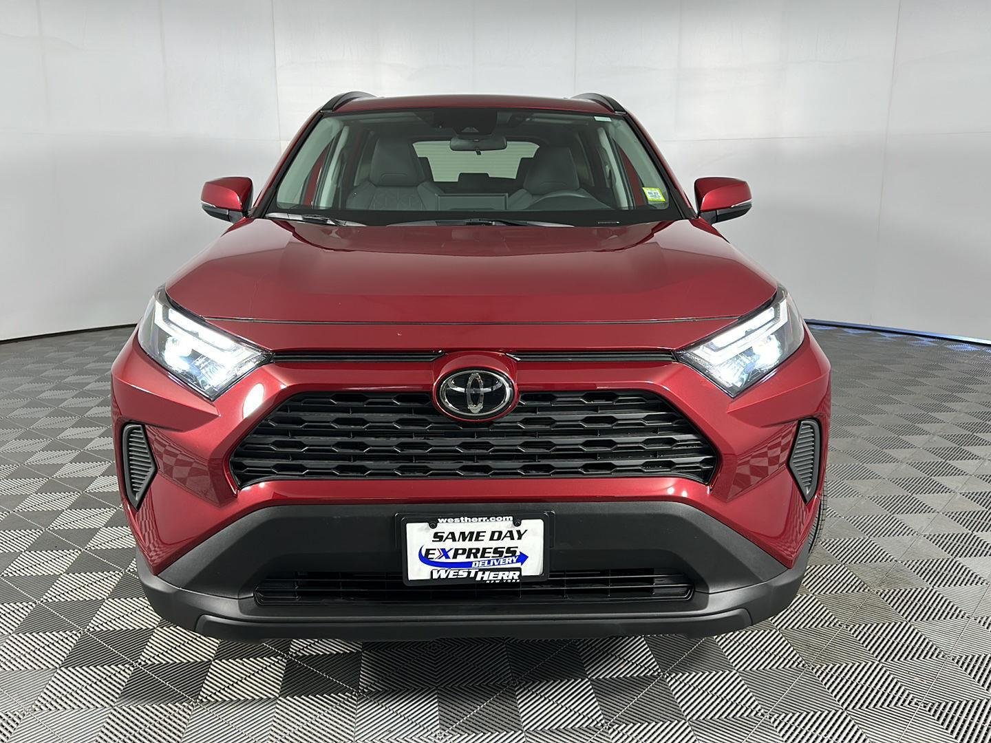Used 2025 Ruby Flare Pearl Toyota XLE image 2