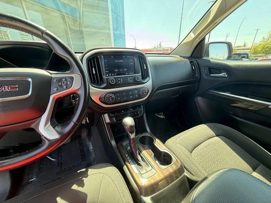 Used 2022 SUMMIT WHITE GMC 4WD Elevation image 23