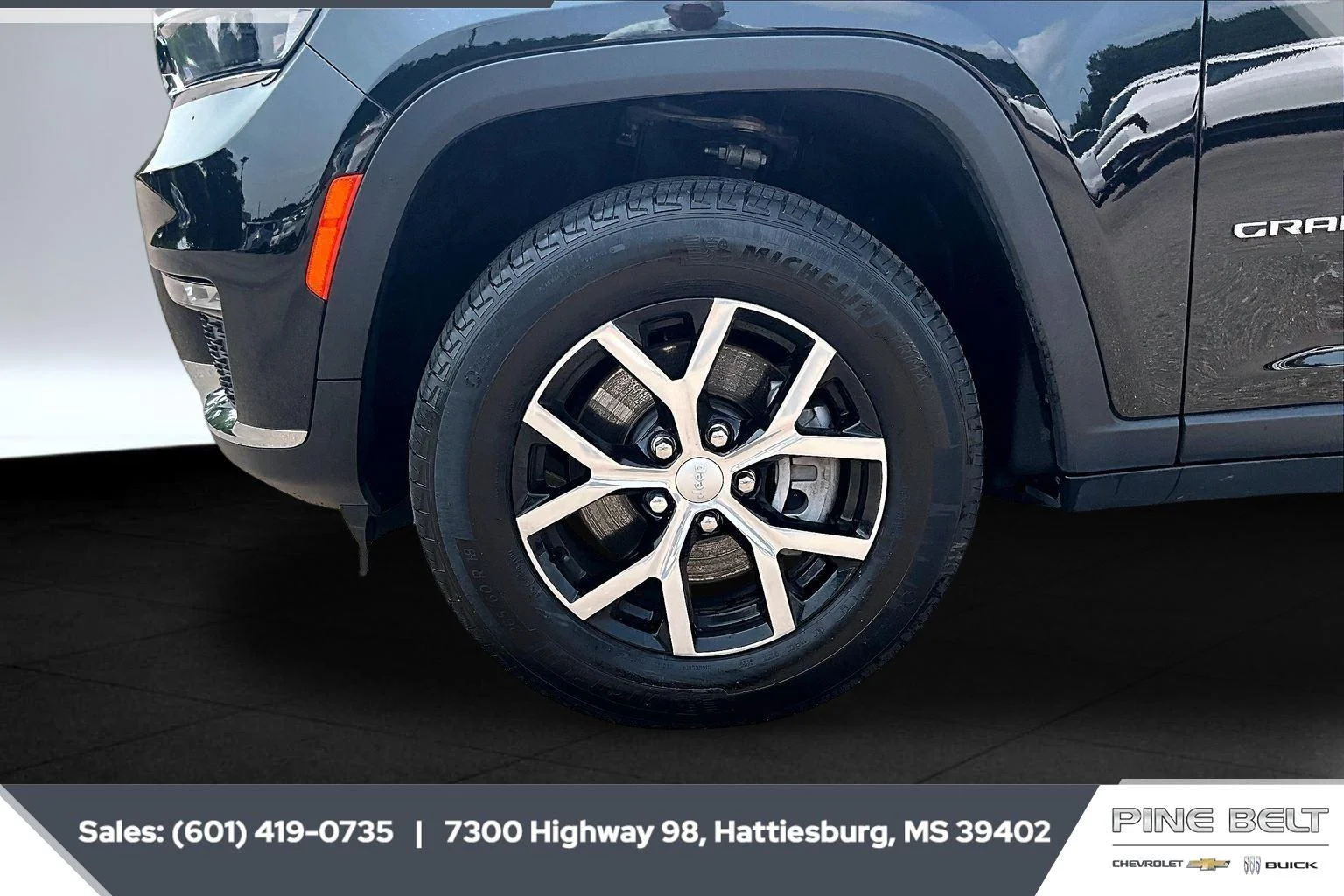 Used 2025 Diamond Black Crystal Pearlcoat Jeep Limited image 7