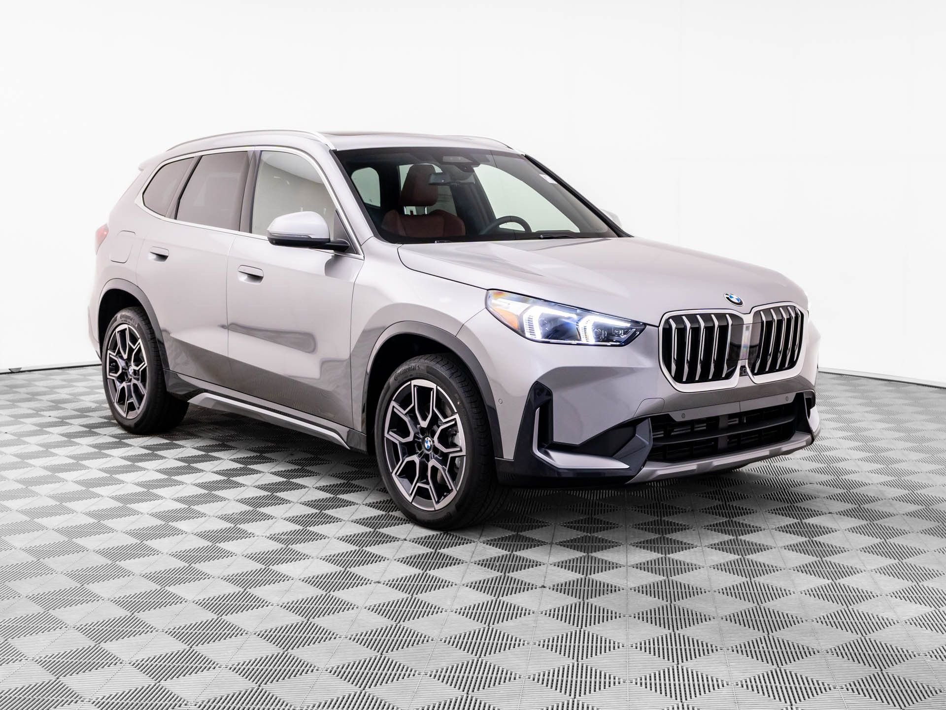 New 2026 Space Silver Metallic BMW xDrive28i image 8