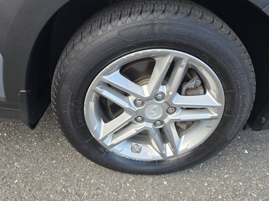 Used 2020 Sonic Silver Hyundai SE image 19