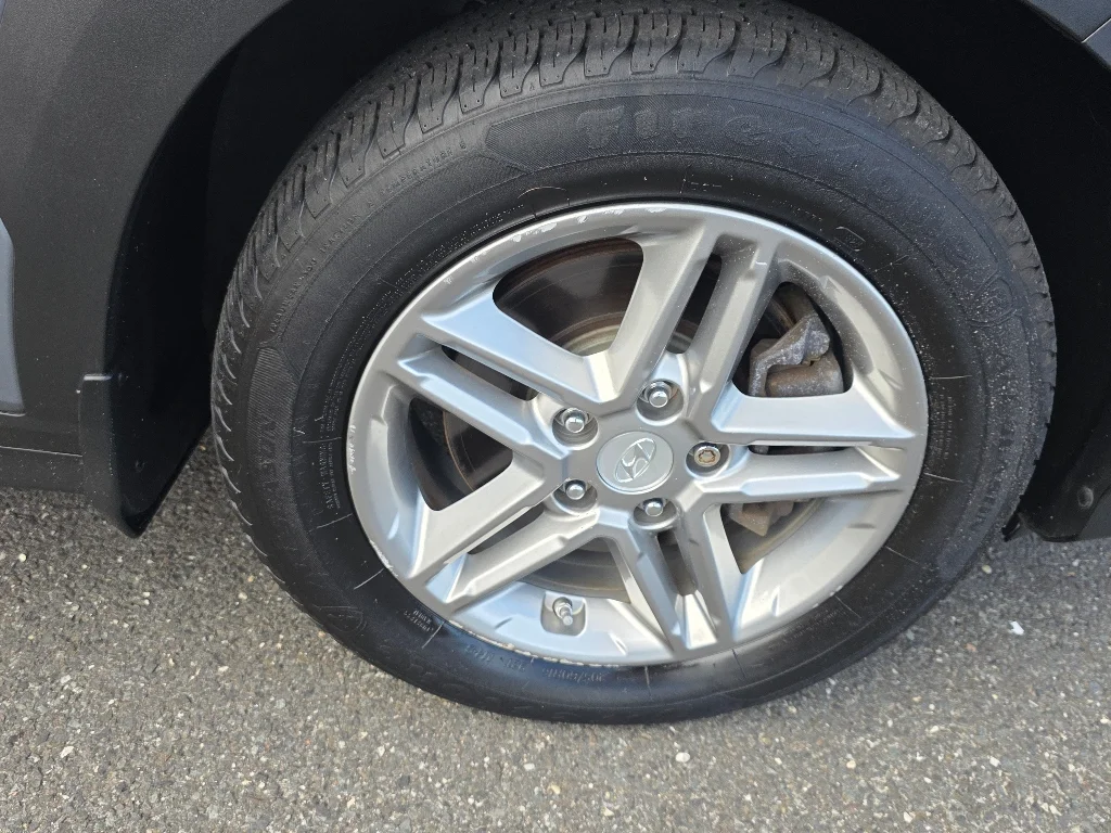 Used 2020 Sonic Silver Hyundai SE image 19