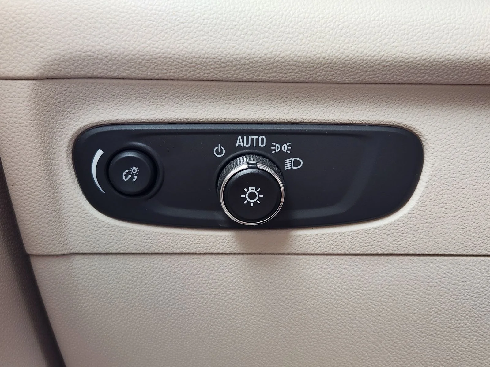 Used 2023 White Buick Essence image 21