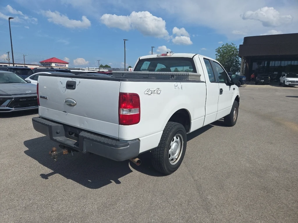 Used 2008 Oxford White Clearcoat Ford XL image 3