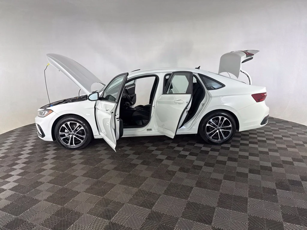 Used 2025 White Volkswagen 1.5T Sport image 10