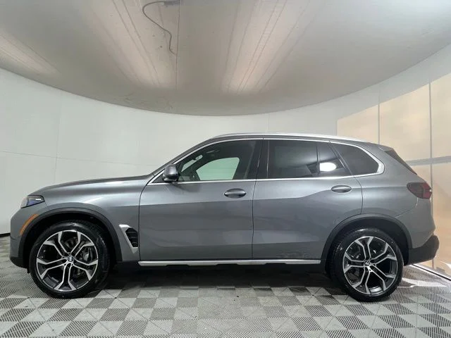 Used 2026 Skyscraper Grey Metallic BMW xDrive40i image 4