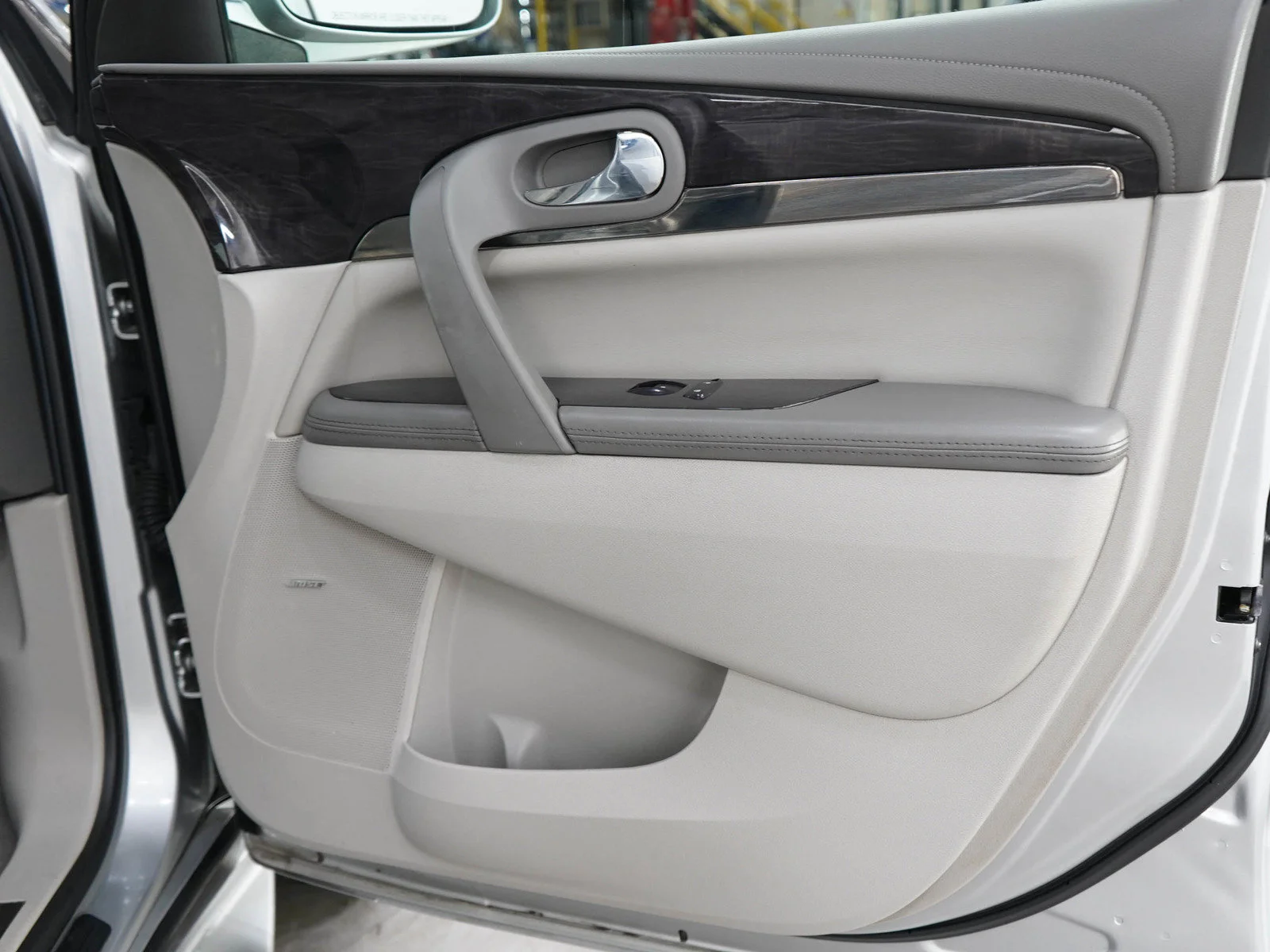 Used 2015 Quicksilver Metallic Buick Leather Group image 9