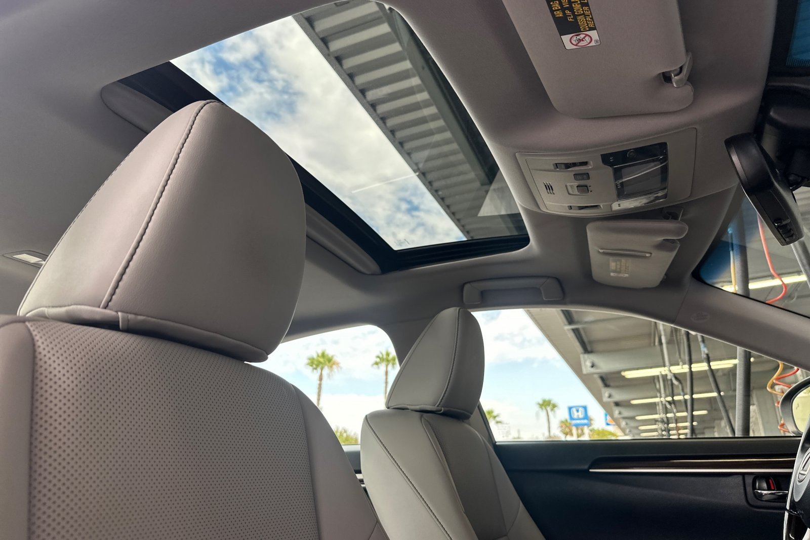 Used 2017 EMINENT WHITE Lexus ES 300h image 15