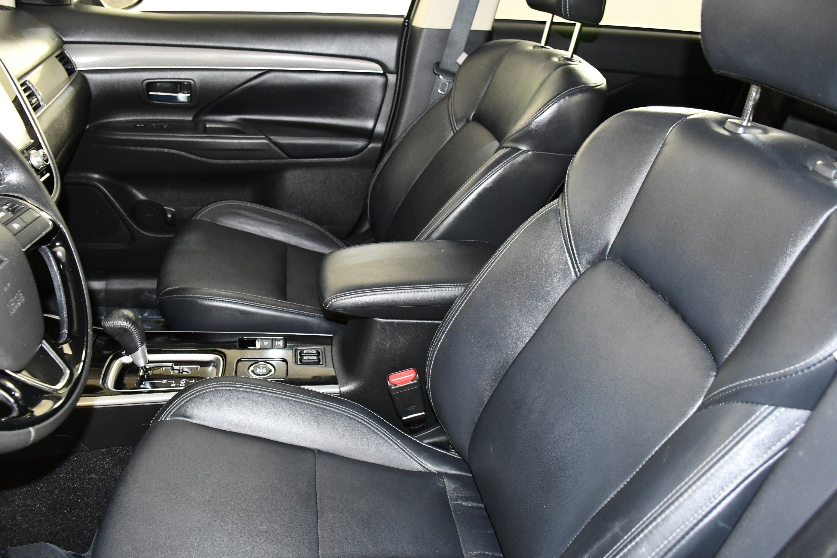 Used 2020 Labrador Black Metallic Mitsubishi SEL image 38