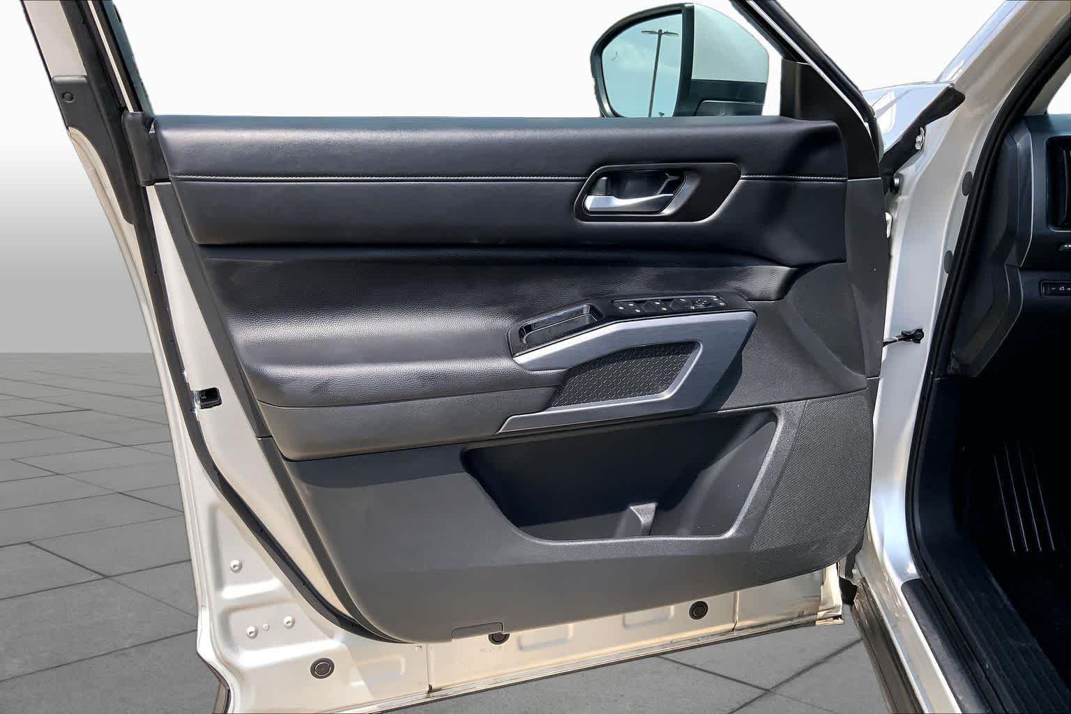 Used 2025 Brilliant Silver Metallic Nissan SL image 21