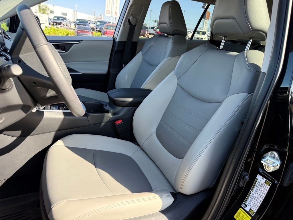 Used 2025 Midnight Black Metallic Toyota XLE Premium image 5