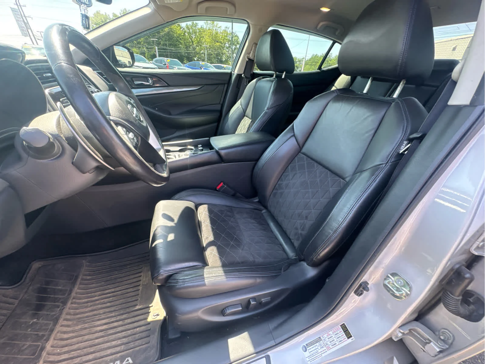 Used 2017 Brilliant Silver Nissan SR image 26