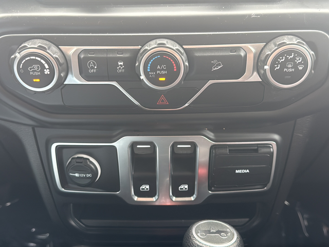 Used 2020 Silver Jeep Sport S image 21