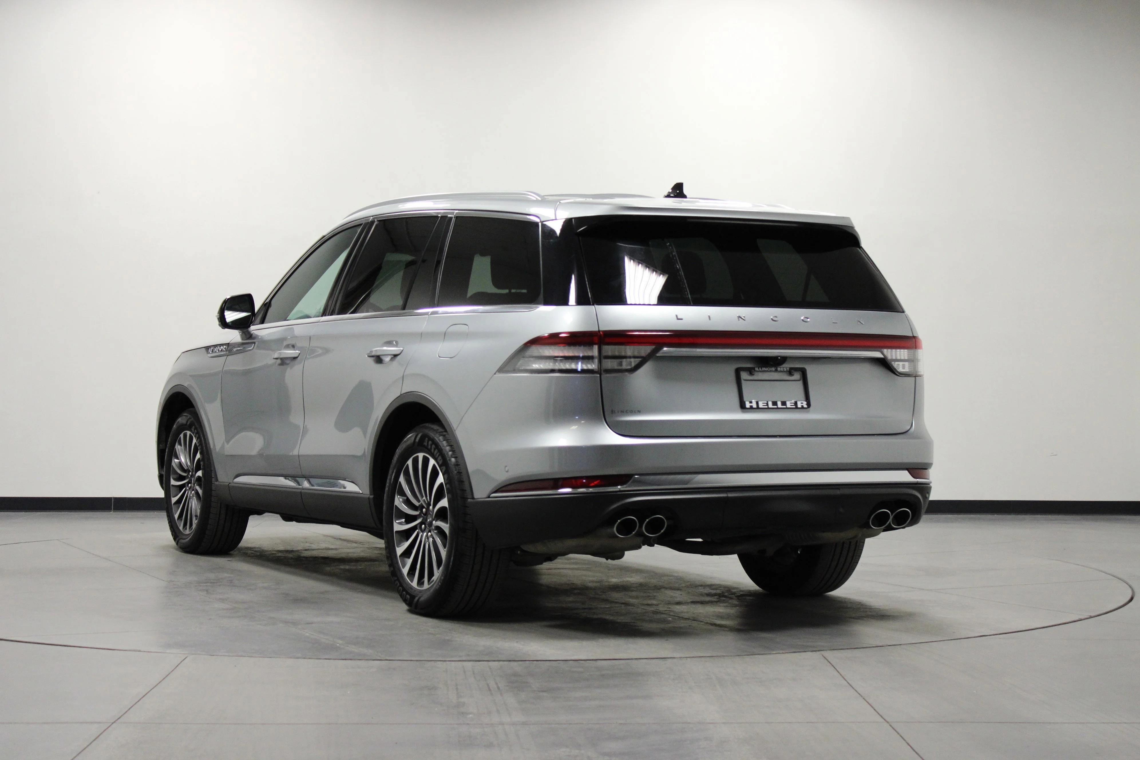 Used 2022 Radiance Metallic Lincoln Reserve image 6