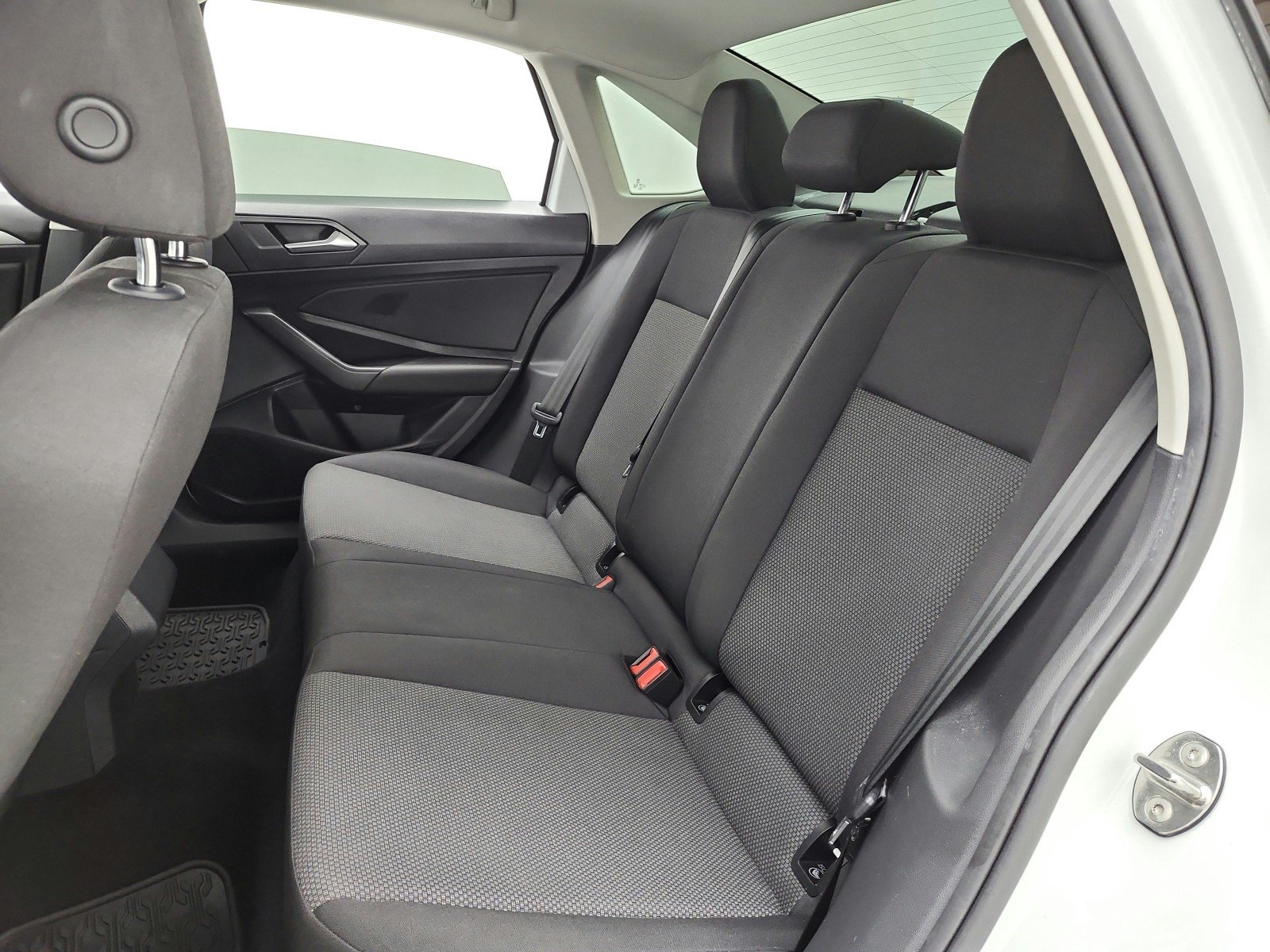 Used 2021 Pure White Volkswagen R-Line Auto image 15