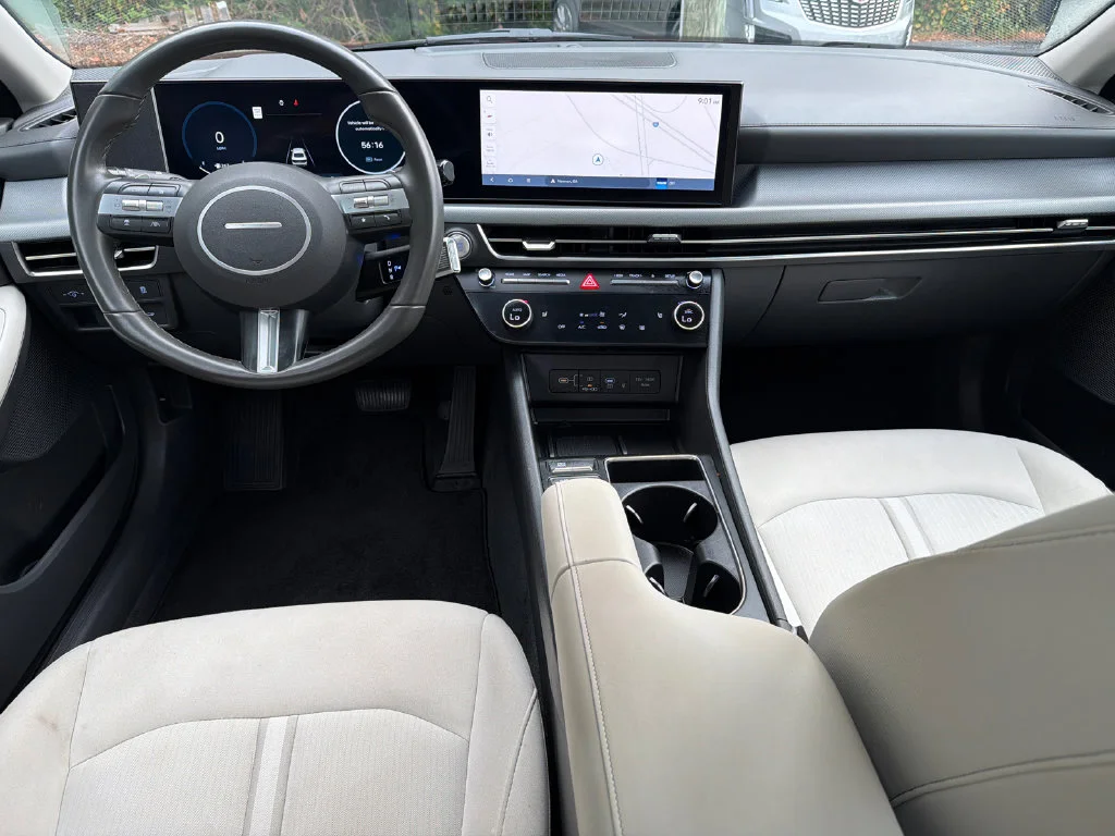 Used 2025 Red Hyundai SEL Convenience image 22
