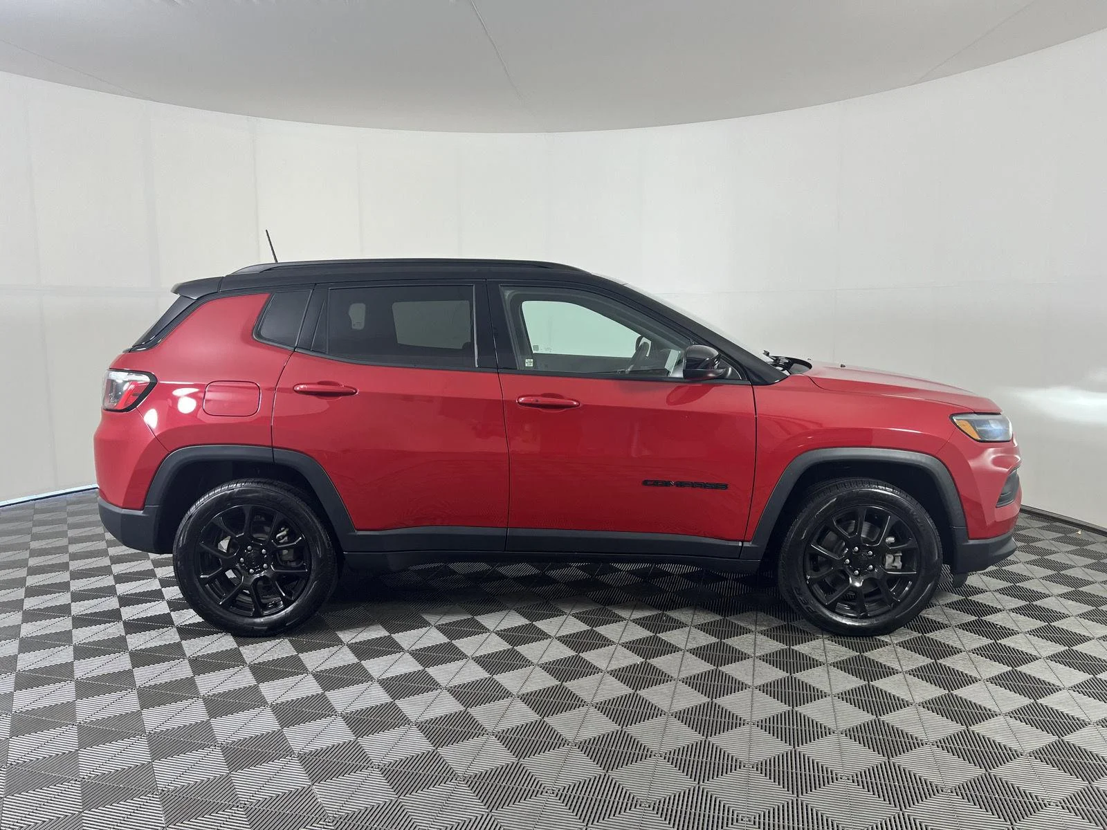 Used 2023  Jeep Altitude image 24