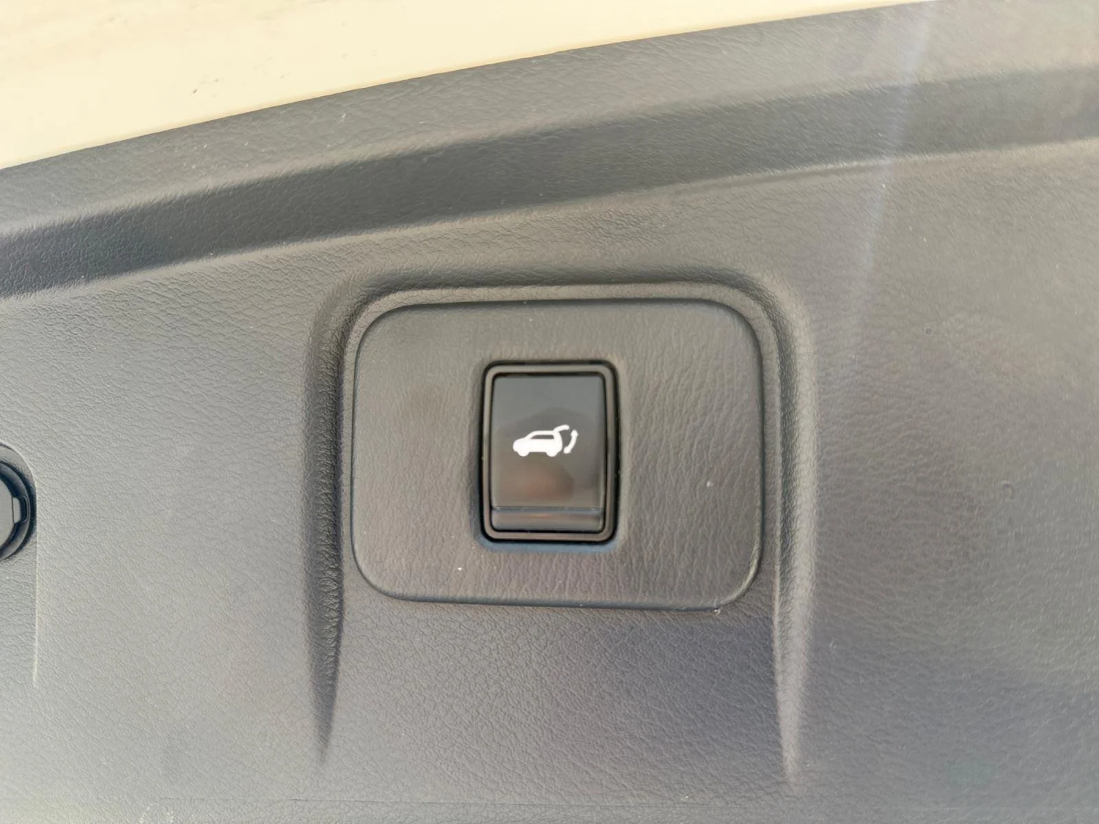Used 2022 WHIE Nissan Platinum image 24