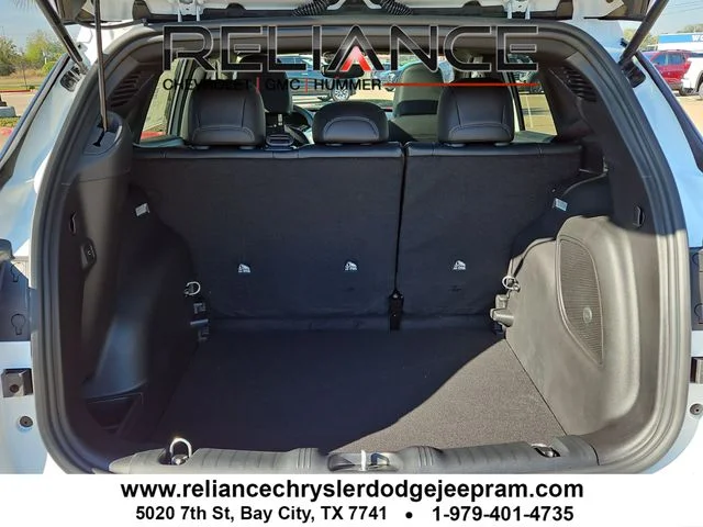 New 2026 Bright White Clearcoat Jeep Latitude image 7