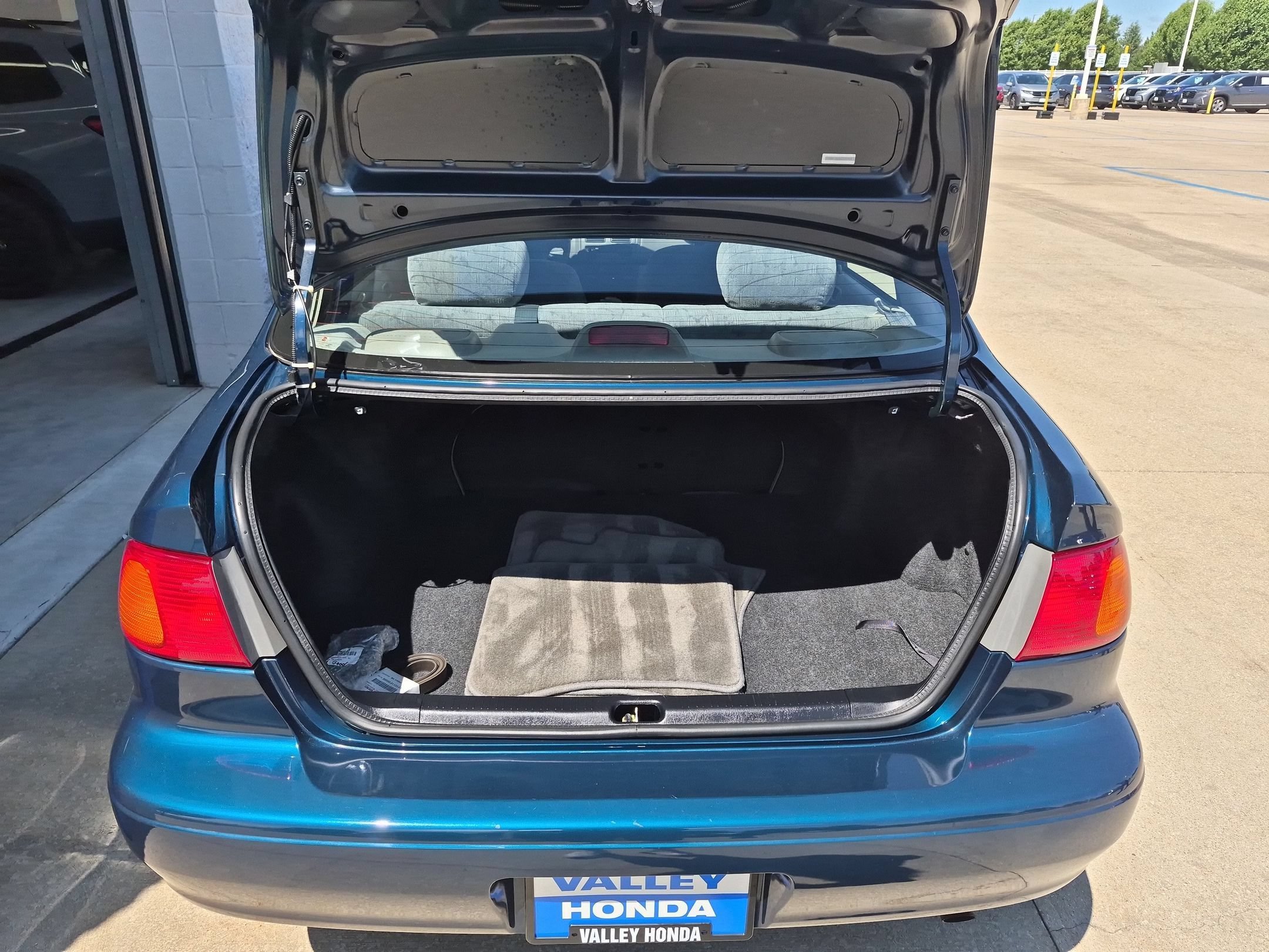 Used 1998 Brilliant Blue Pearl Toyota LE image 21