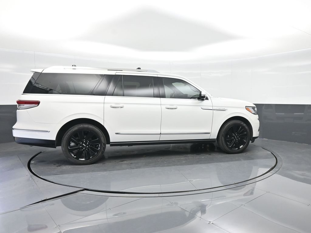 Used 2024 White Lincoln Reserve image 12