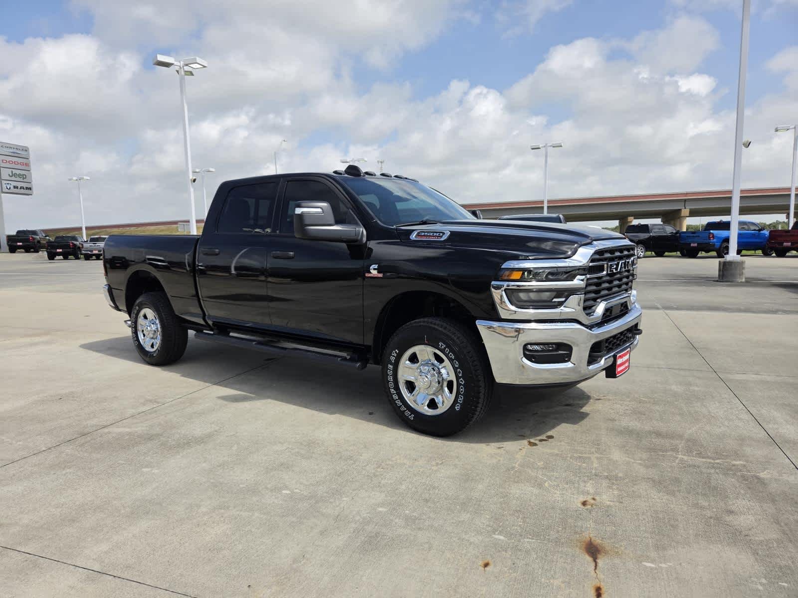 New 2026 Diamond Black Crystal Pearl-Coat Exterior Paint RAM Tradesman image 7