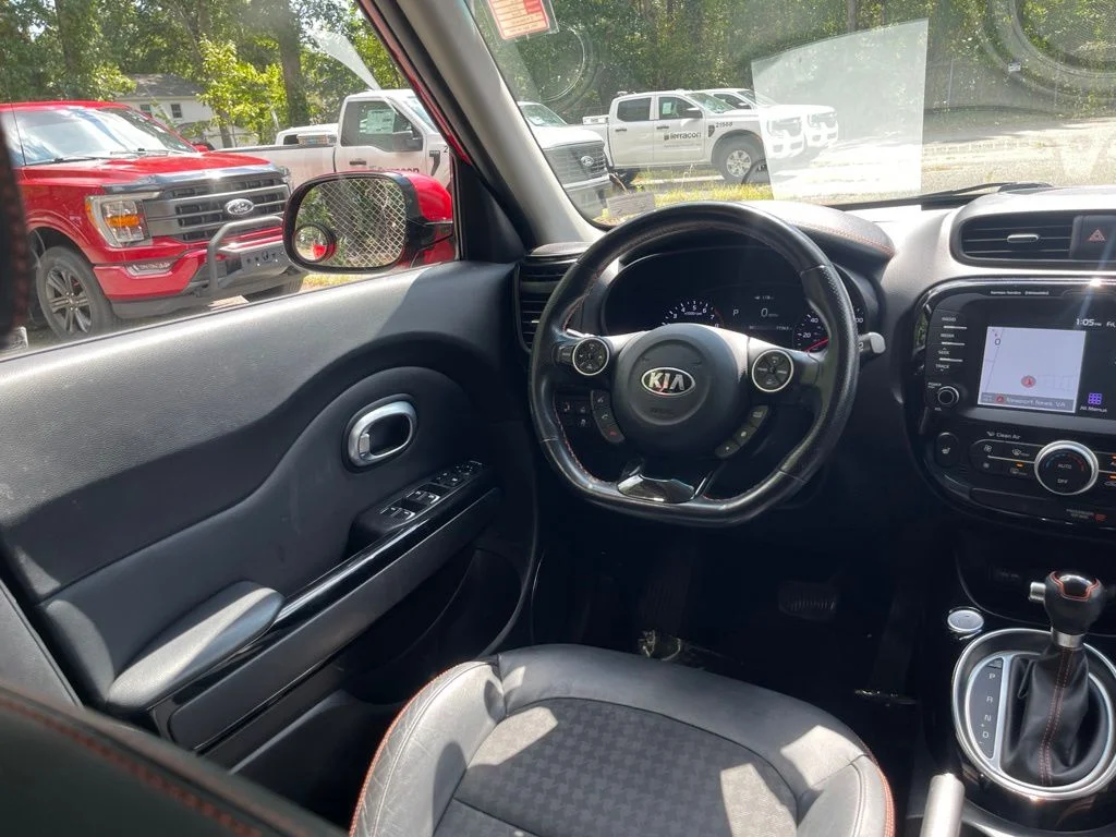 Used 2018 Red Kia Exclaim image 9