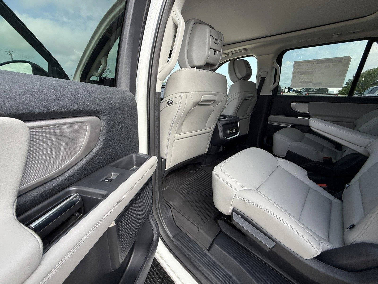 New 2027 Star White Metallic Tri-Coat Ford MAX Active image 21