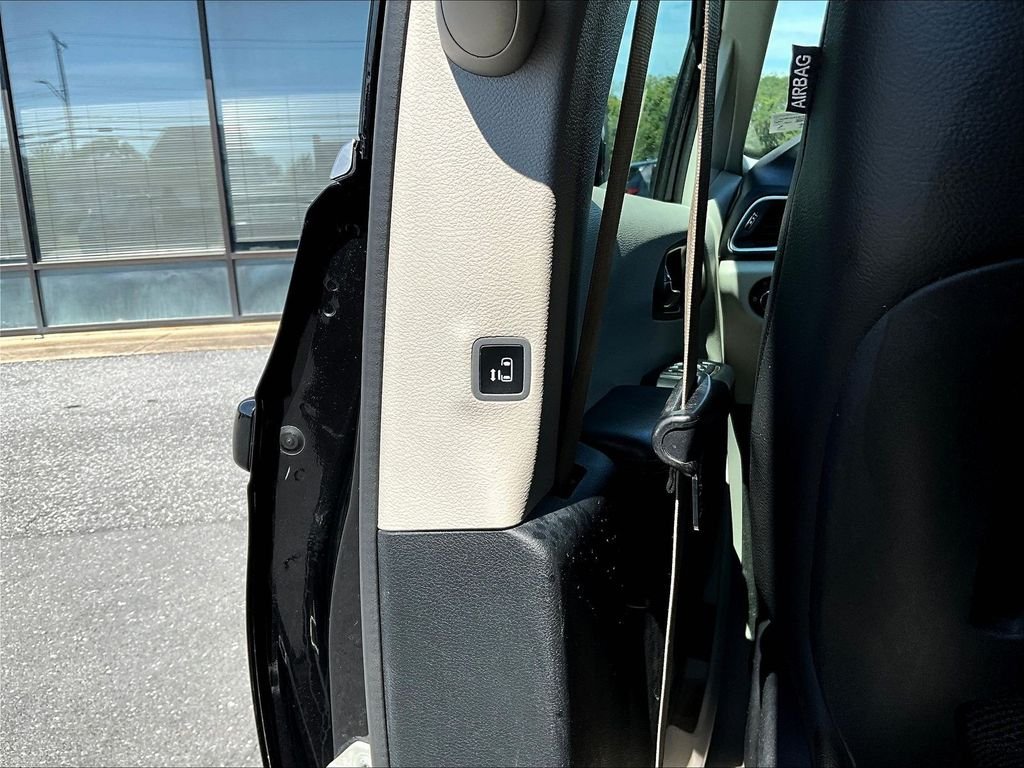 Used 2020 Black Chrysler Touring L image 18
