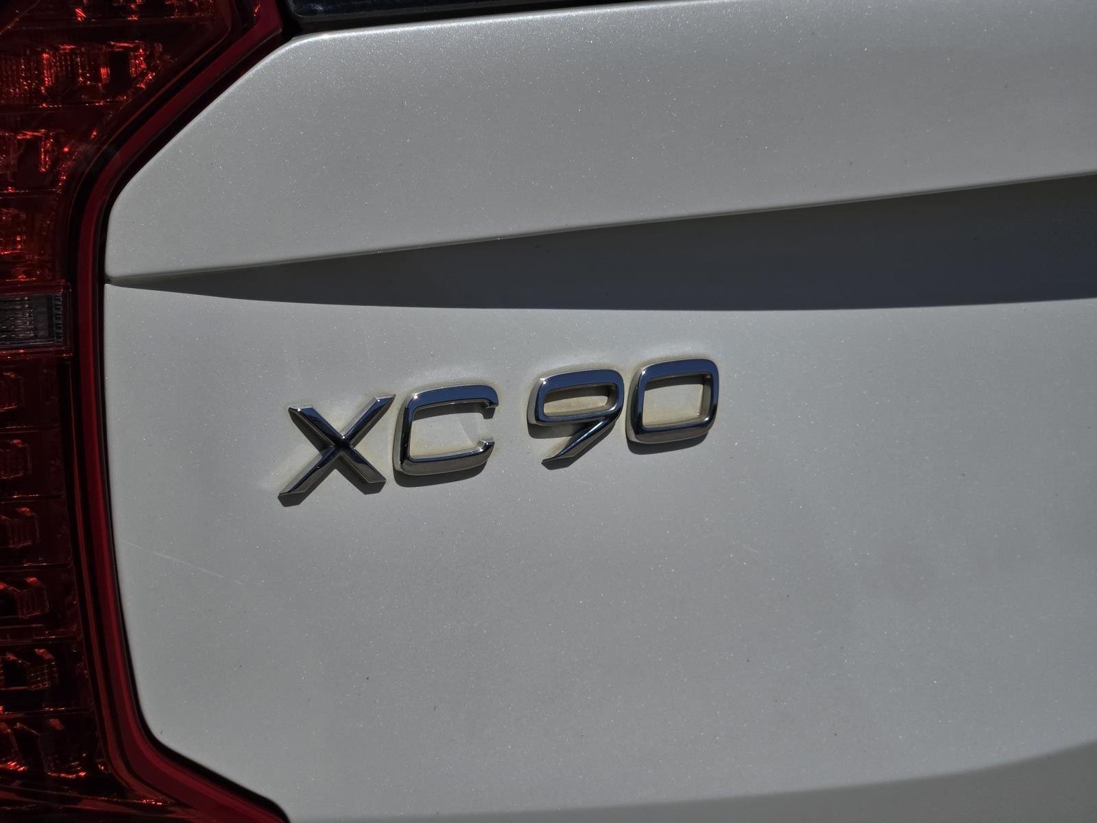Used 2022 Crystal White Metallic Volvo Momentum image 10