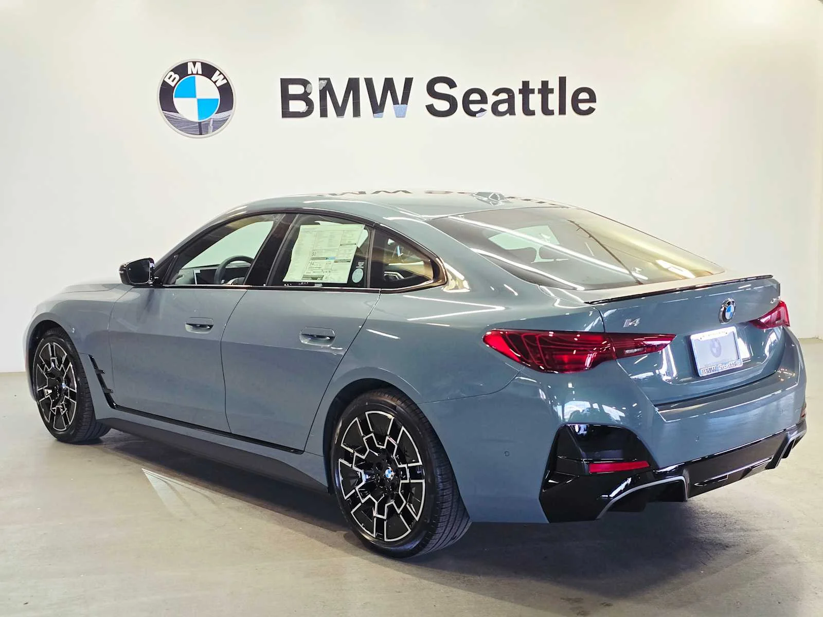 New 2026 Cape York Green Metallic BMW xDrive40 image 4