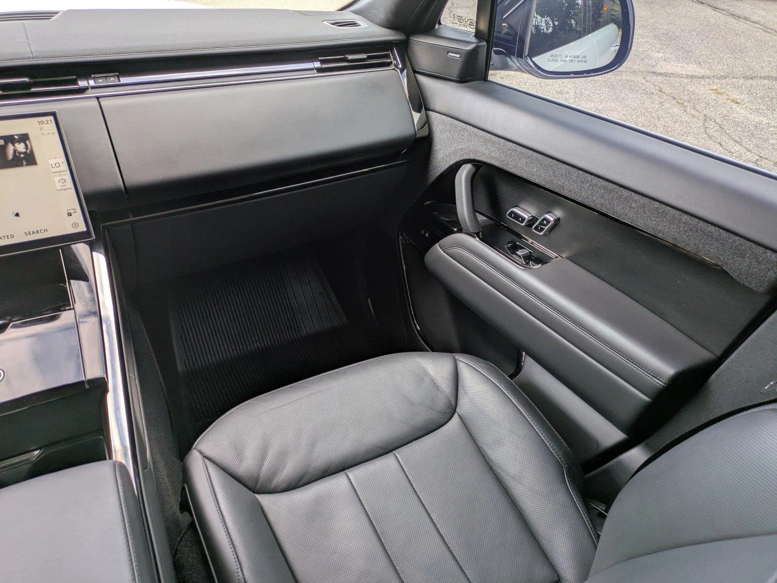 Used 2024 Fuji White Land Rover SE image 17