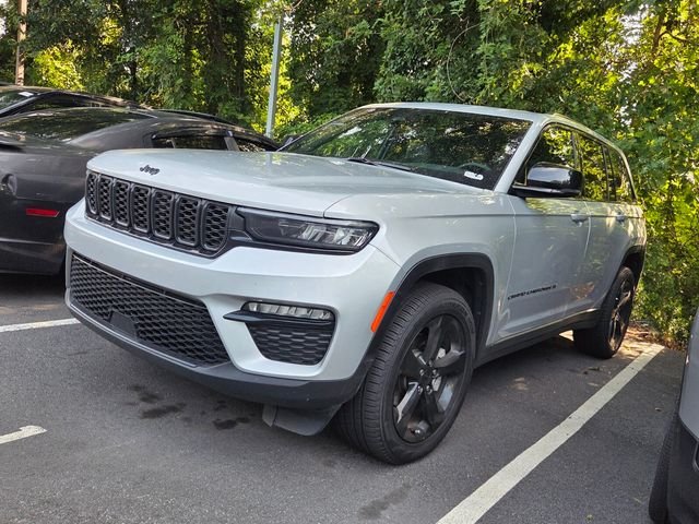 Used 2025 Silver Jeep Limited image 3