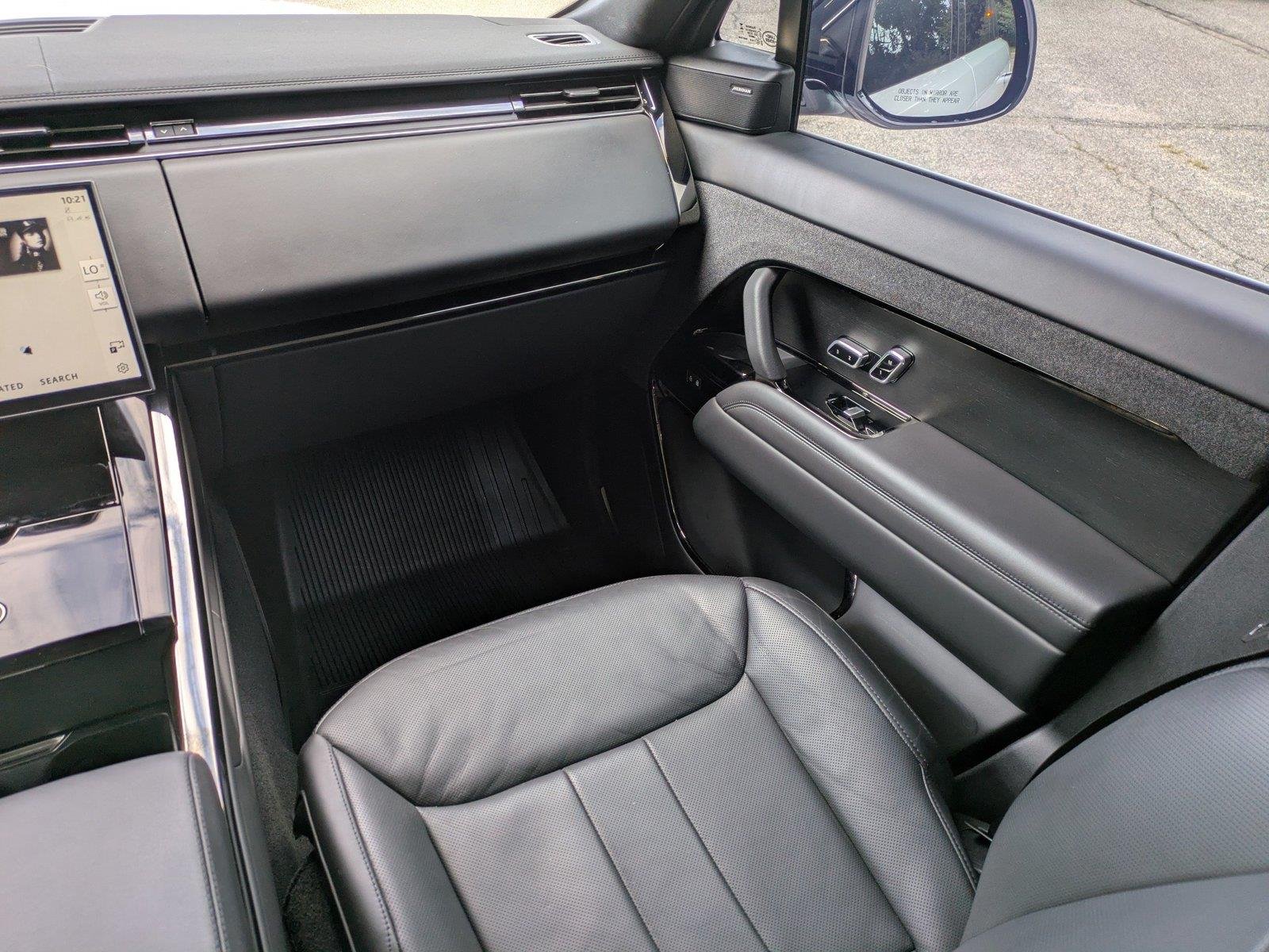 Used 2024 Fuji White Land Rover SE image 17