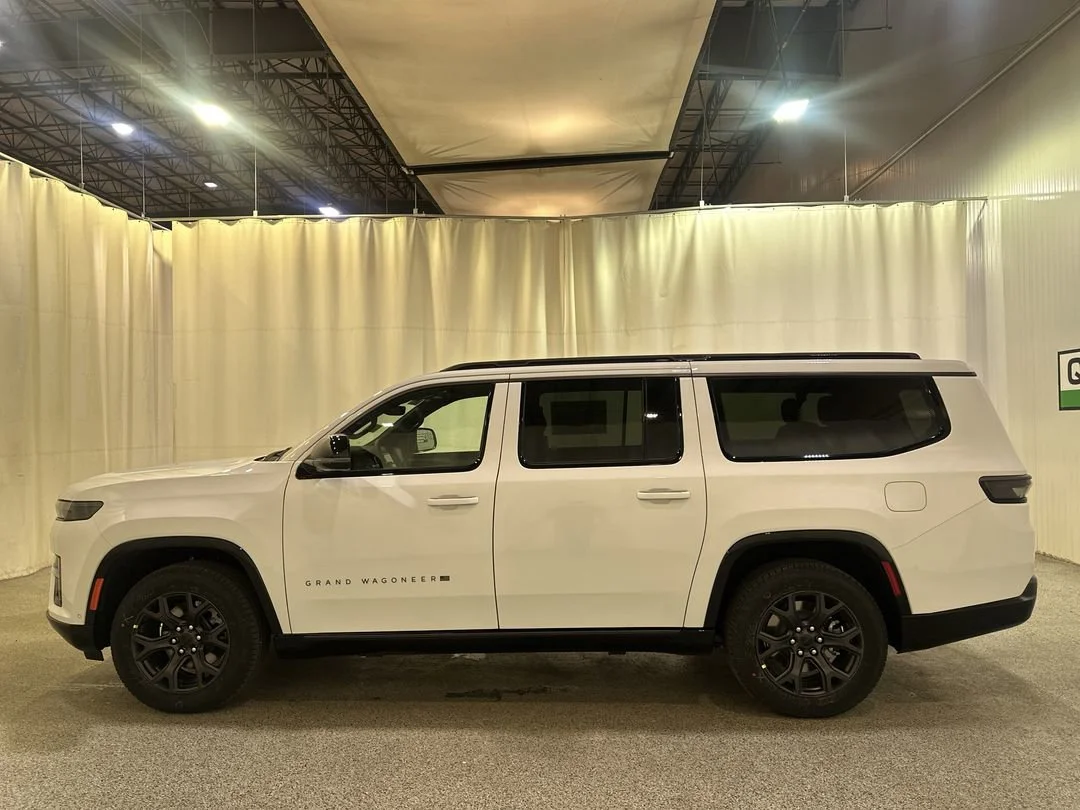 New 2026 Bright White Clear-Coat Exterior Paint Jeep Limited Altitude image 6
