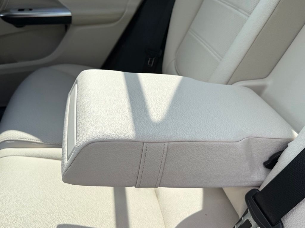 Used 2025 White Mercedes-Benz GLC 350e image 25